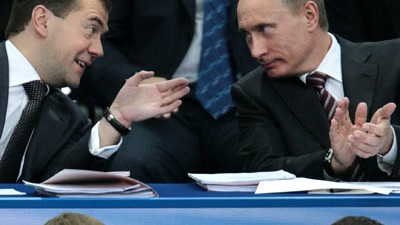 Russland in der Krise: Dmitrij Medwedjew und Wladimir Putin (r.) beim Parteitag von "Einiges Russland"