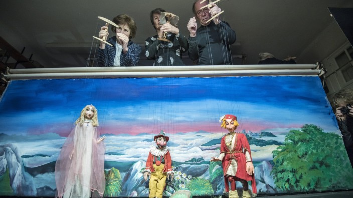 Marionettentheater: Das verlangt Fingerspitzengefühl: Traudl Thule, Heidi Janićek und Dietmar Köstler (v.li.) führen drei der Marionetten, die beim neuen Stück zum Einsatz kommen.