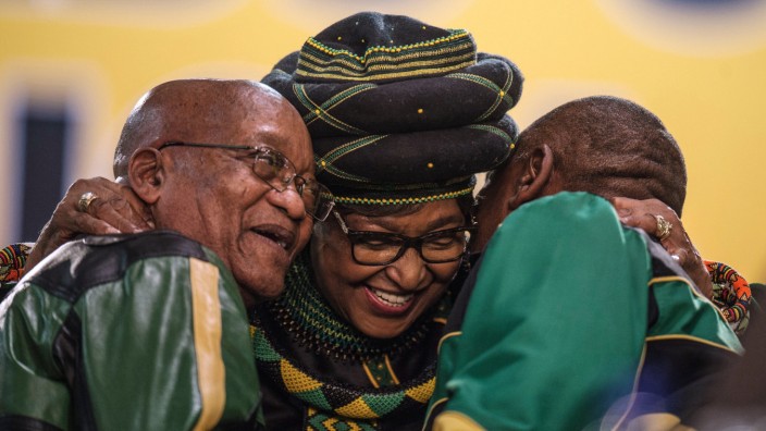 Südafrika: Erinnerung an ehrenvollere Zeiten: Winnie Mandela, Ex-Frau des verstorbenen südafrikanischen Präsidenten Nelson Mandela herzt dessen Nachfolger, den mit Korruptionsvorwürfen konfrontierten Jacob Zuma (li.).