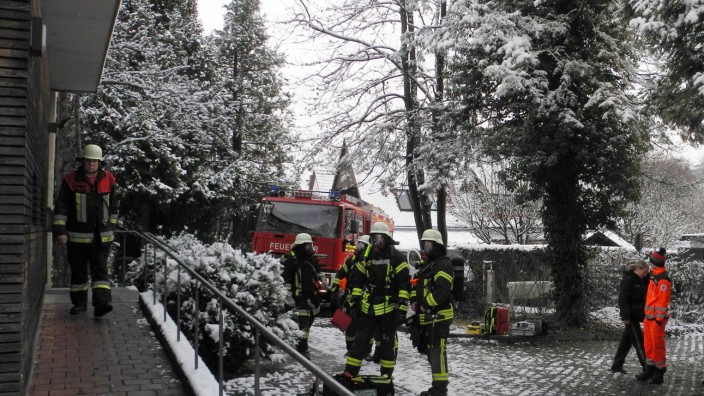 An der Hohenbachernstraße: 26 Einsatzkräfte der Freisinger Feuerwehr haben am Sonntagvormittag einen Wohnungsbrand an der Hohenbachernstraße gelöscht.