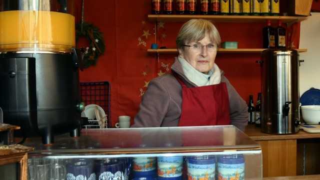 Erding: Johanna Brandhuber versorgt ihre Stammkunden mit Apfelküchel