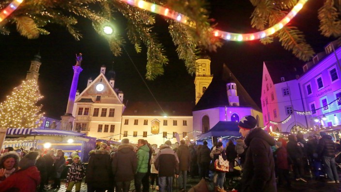 Advent in Freising: Der karitative Christkindlmarkt am Freisinger Marienplatz kann in diesem Jahr endlich wieder stattfinden.