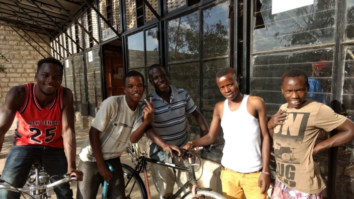 Entwicklungshilfe: Fahrräder gewinnen in Kenia immer mehr an Bedeutung. Diese Schüler träumen davon, Zweirradmechaniker zu werden.