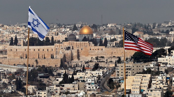 Streit um Jerusalem: Auf einem Dach in Ost-Jerusalem wehen am 13. Dezember die Flaggen Israels und der USA. Wenige Tage zuvor hatte US-Präsident Trump die seit Jahrhunderten umkämpfte Stadt als Hauptstadt Israels anerkannt.