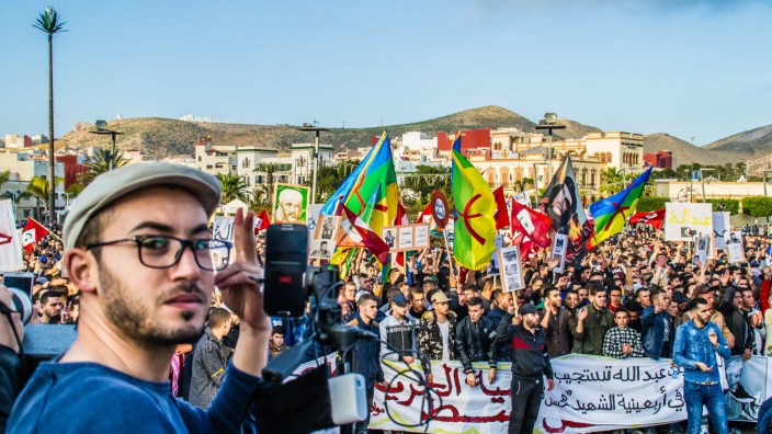 Marokko: Mohammed El Asrihi nahm an Kundgebungen teil, deshalb sitzt der Fotojournalist seit 6. Juni in Haft. Derzeit befindet er sich im Hungerstreik. Im Gefängnis bettelte er zwei Wochen lang, um seine Brille zu bekommen.