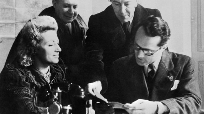 Zweiter Weltkrieg: Varian Fry (ganz rechts) organisierte 1941 die Ausreise der Surrealisten Jacqueline (li.) und André Breton (2. v. re.) und des Bildhauers Jacques Lipchitz (2. v. li.) in die USA.