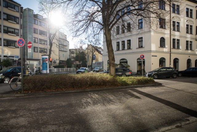 München: kleiner Platz in der Au Einmündung der Schlotthauerstraße in die Entenbachstraße