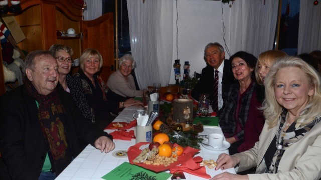 Weihnachtsfeier: Stadtrat Horst Ullmann (links), Silvia Kalina von der Frauenunion (dritte von links), Erdwegs Altbürgermeister Michael Reindl (rechts hinten) und die Stadträtin und Vereinsvorsitzende Christine Unzeitig (rechts vorne).