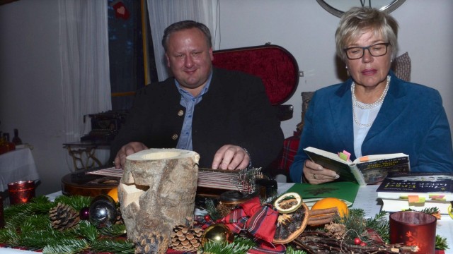 Weihnachtsfeier: Robert Gasteiger spielt Zither, Gertrud Schmidt-Podolsky liest Weihnachtsgeschichten vor. Die Stadträtin (CSU) und der Stadtrat (FW) schafften auf der Weihnachtsfeier des Vereins Behinderte und Freunde in Stadt und Landkreis Dachau eine besinnliche Stimmung.