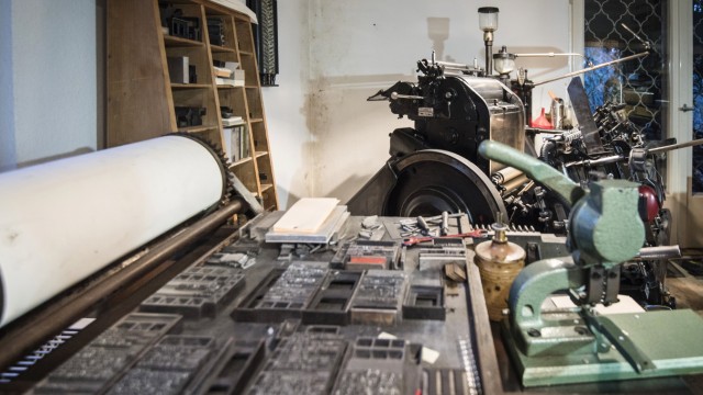 Buchdruck: Setzkästen voller Blei: Etwa zehn verschiedene Schriftarten stehen für die 62 Jahre alte Druckmaschine im Hintergrund zur Verfügung.
