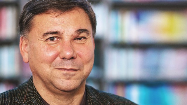 Europäische Union und ihre Zukunft: Ivan Krastev wurde 1965 geboren. Er leitet nicht nur den Thinktank "Centre for Liberal Strategies" in Sofia, sondern forscht auch am Institut für Wissenschaft vom Menschen in Wien.