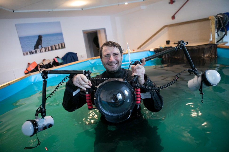 Fotograf, der Hunde unter Wasser fotografiert. Er heißt Sven Gruse und arbeitet mit einer Hunde- und Pferdetherapeutin zusammen, weil die ein Schwimmbecken hat.
