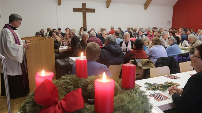 Weihnachtsfeier: Seit über 25 Jahren gibt es die Weihnachtsfeier der Caritas. Sie wendet sich an obdachlose und einsame Menschen, die sonst keine Gelegenheit dazu hätten, die Geburt Christi gemeinsam mit anderen zu feiern.