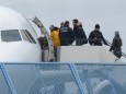 Flüchtlinge: Abgelehnte Asylbewerber steigen 2015 in Rheinmünster (Baden-Württemberg) in ein Flugzeug.