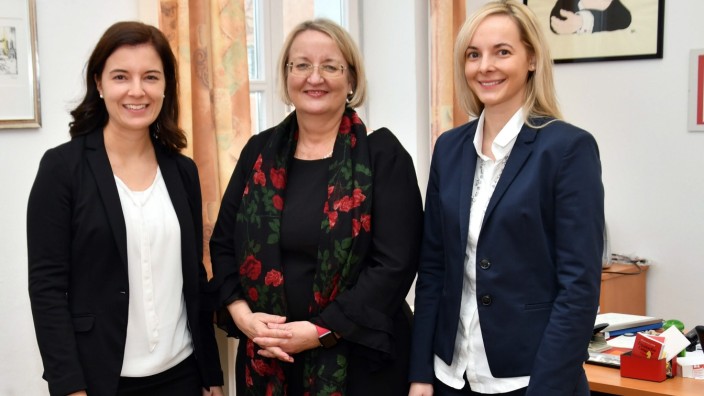 Hohe Fallzahlen: Direktorin Ingrid Kaps (Mitte) stellte die zwei neuen Richterinnen am Amtsgericht Erding vor: Bianca Kampert (links) und Katharina Höhe.