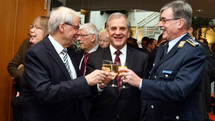 Abschied zum Ende des Jahres: Georg Maier (Mitte) , links Harald Stein, Präsident des Bundesamtes für Rüstung, sowie Oberst Stefan Schmid-Schickhardt (rechts) bei der Verabschiedungsfeier in den Ruhestand.