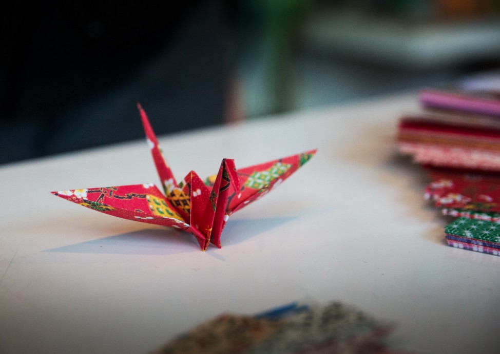 München: Origami:  Christine Janik zeigt, wie man eine Kranich-Girlande bastelt, Geschenkartikelladen âÄJanik und JanikâÄ, Rosenheimerstraße 5