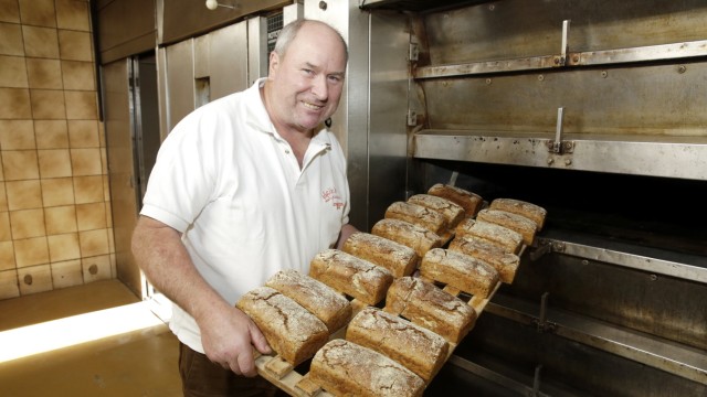 Meisterliches Handwerk: Frisch aus dem Ofen: Bäckermeister Anton Schmid pflegt sein Handwerk in der Backstube. Die Kunden wissen das zu schätzen.