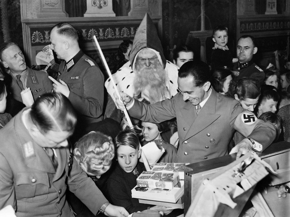 Joseph Goebbels beschenkt mit einem Weihnachtsmann Kinder, 1935