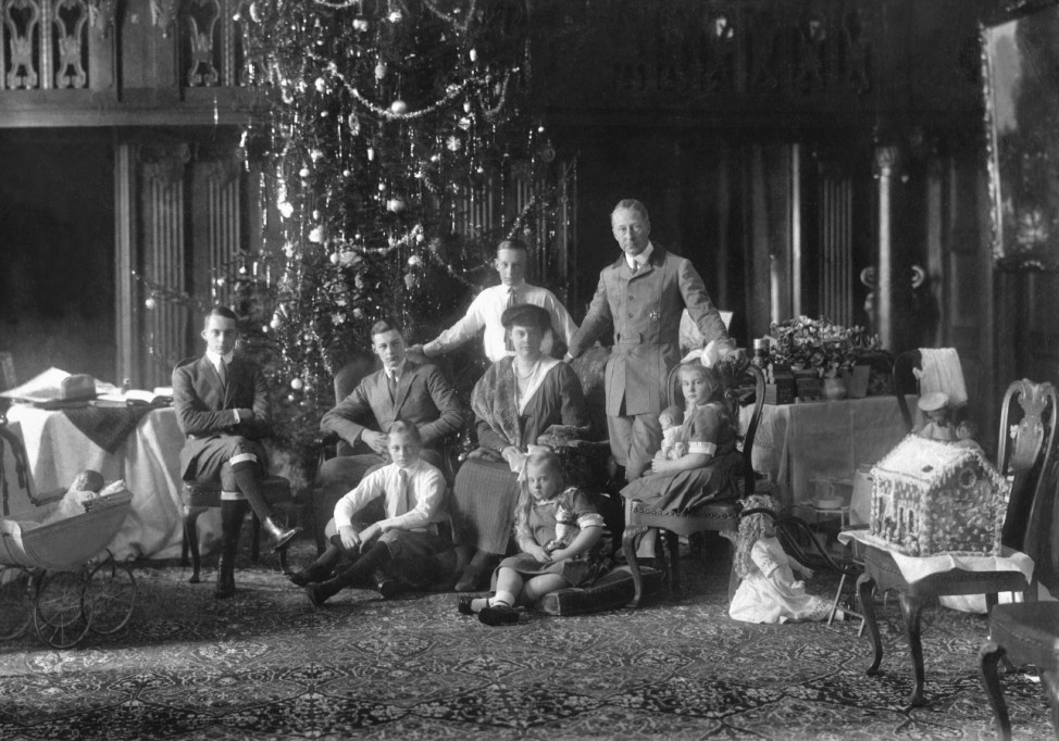 Weihnachten bei der Familie des Kronprinzen Wilhelm, seiner Frau Cecilie und den Kindern, 1924
