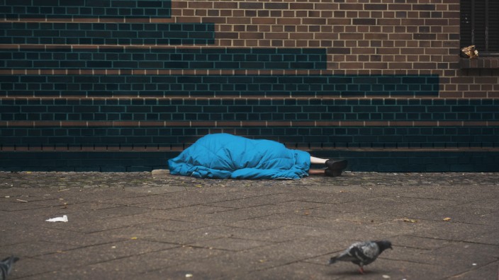 DEU Deutschland Germany Berlin 26 10 2017 Eine Obdachlose Person schlâÄ°ft in einem Schlafsack in