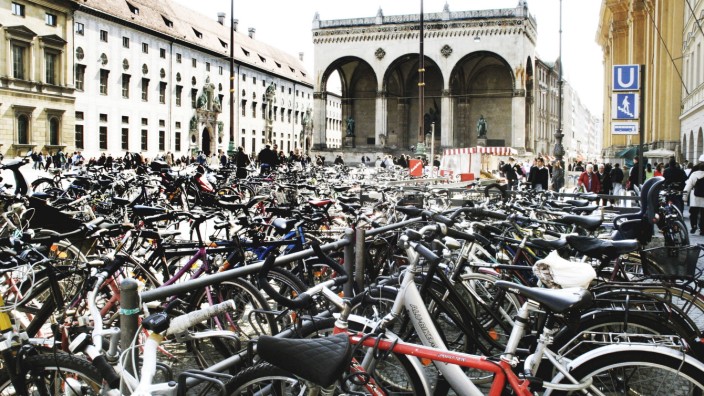 Fahrrad-Stellplätze: Fahrradstellplatz auf dem Odeonsplatz in München