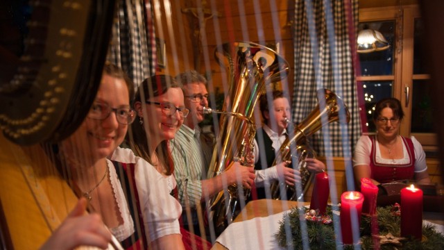 Ebersberg: Sie verstehen sich nicht nur als Familie, sondern auch als Musikgruppe. Anna, Magdalena, Martin, Maxi und Angelika Augenstein spielen am 24. Dezember in der Grafinger Pfarrkirche.