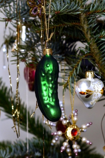 Im Überblick: Auch diese "Christmas Pickle" ist im Franz Xaver Stahl-Museum zu entdecken. Das krumme Ding hängt dort im Christbaum, stammt aber aus den USA, wo Weihnachtsgurken Tradition sind.