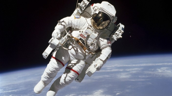 Bruce McCandless: Das Bild ist zu einer Ikone der Raumfahrt geworden. Der Astronaut hinter dem verspiegelten Visier ist jetzt im Alter von 80 Jahren gestorben.