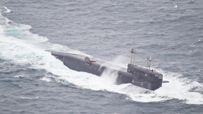 USA und Russland: Fotografiert von norwegischem Militär: Im Oktober 2016 taucht ein russisches U-Boot vor der norwegischen Insel Andoya in internationalem Gewässer auf seinem Weg ins Mittelmeer.