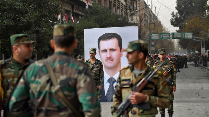 Russland: In Aleppo paradieren sie wieder: Assads Soldaten bei einem Marsch durch die Stadt, am Donnerstag vergangener Woche.