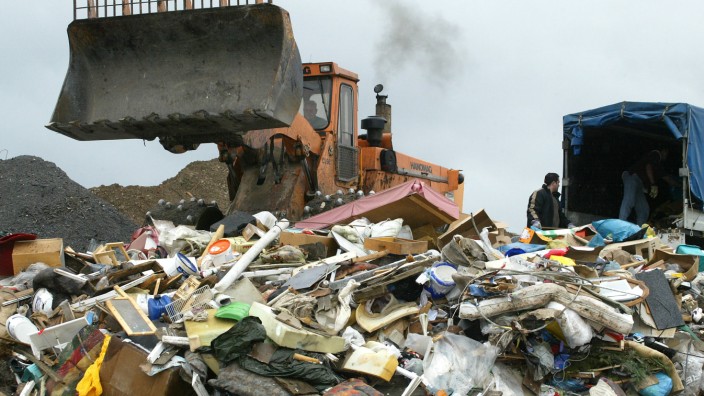 Freising: Auf der Deponie in Marchenbach lagern auch Müll und Schlacke aus der früheren Müllverbrennung in Neufahrn. Das belastet das Sickerwasser.