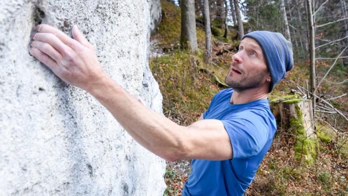 Extremsport: Toni Lamprecht beim Bouldern an einem Felsen in der Nähe des Walchensee-Kraftwerks. Er hat viele Routen im Gebiet Kochel erschlossen.
