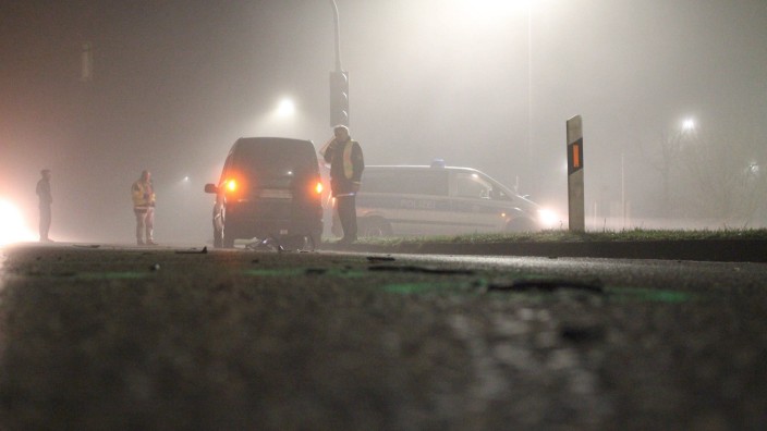 Fußgänger stürzt auf Landstraße Rucksack von Auto erfasst In der Nacht vom 30 auf den 31 Dezembe