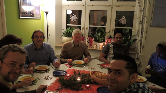 Sprachunterricht: Im Mehrgenerationenhaus feiern 18 Flüchtlinge aus sechs Nationen gemeinsam Weihnachten.