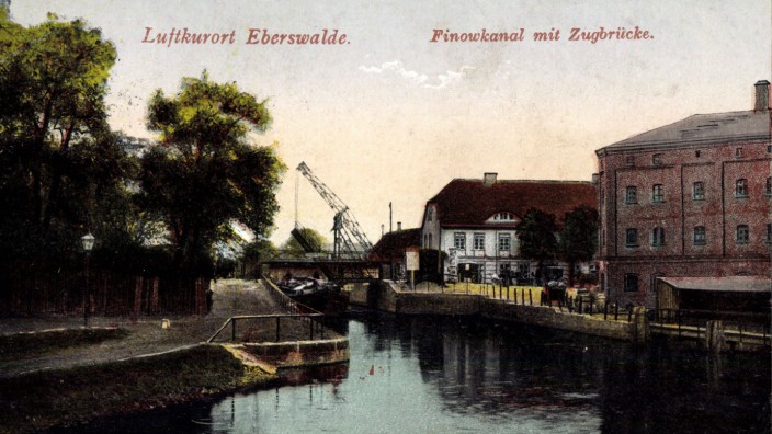 Eberswalde im Kreis Barnim Finowkanal mit Zugbrücke Hafenkran Häuser AUFNAHMEDATUM GESCHÄTZT
