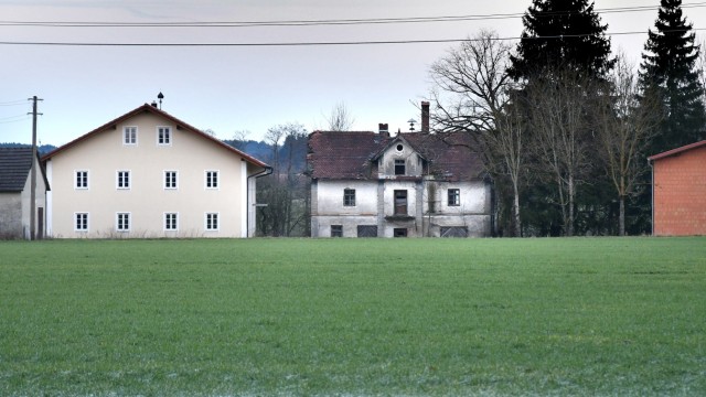 Auszeichnung des Historischen Vereins: Das alte Bauernhaus auf dem Hof der Familie bei Hörlkofen wurde neu aufgebaut. Andere Gebäude verfallen zusehends.
