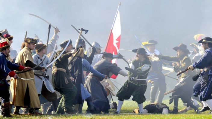 Wirtschaftsgeschichte: Statisten stellen im Jahr 2012 die Schlacht am Weißen Berg bei Prag nach: Sie fand am 8. November 1620 statt und war die erste große militärische Auseinandersetzung im Dreißigjährigen Krieg.