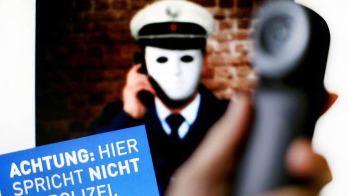 Plakat der Polizei warnt vor Betrug am Telefon
