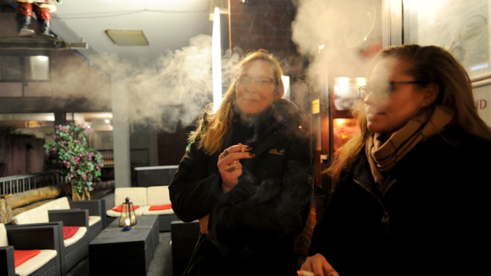 Zehn Jahre Rauchverbot in Bayern: Dann eben vor der Tür: Raucherinnen vor dem Bistro No. 2.