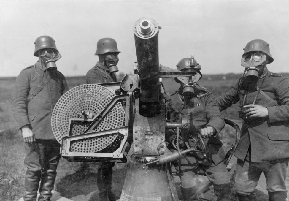 Deutsche Soldaten an einer Maschinenkanone zur Luftwabwehr im Ersten Weltkrieg, 1918