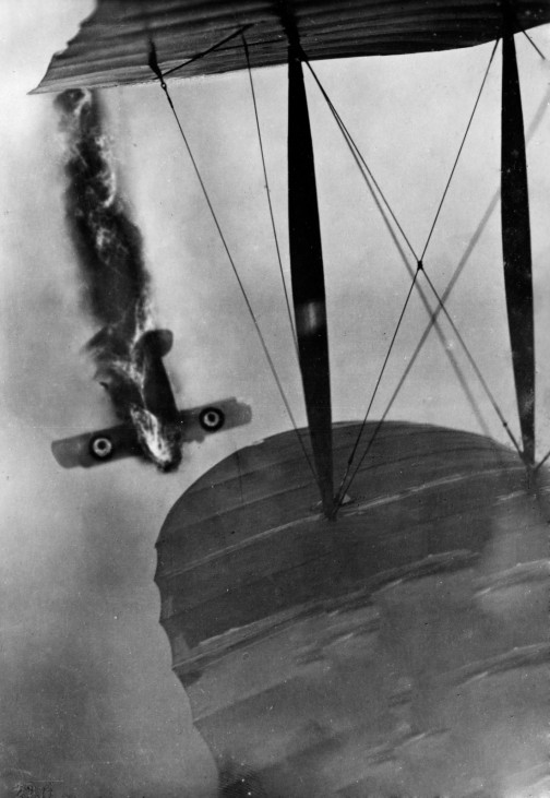 Abstürzendes britisches Flugzeug an der Westfront im Ersten Weltkrieg