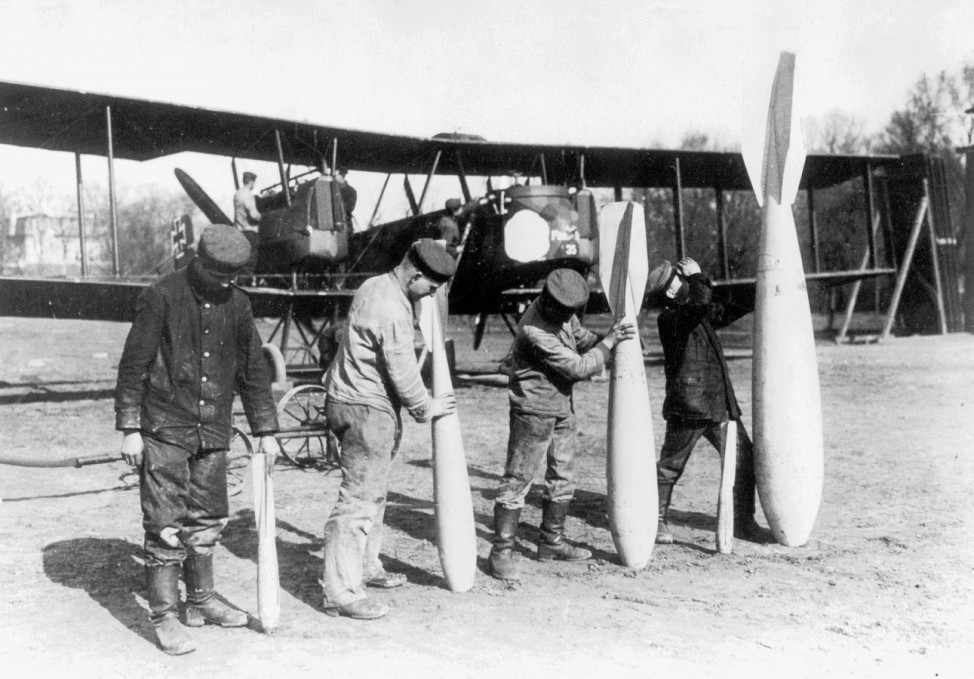 Größenvergleich bei deutschen Fliegerbomben, 1918
