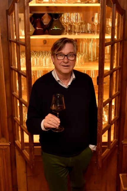 Wein-Experte Jens Priewe: Jens Priewe spürt gründlich und genau dem Wein nach.