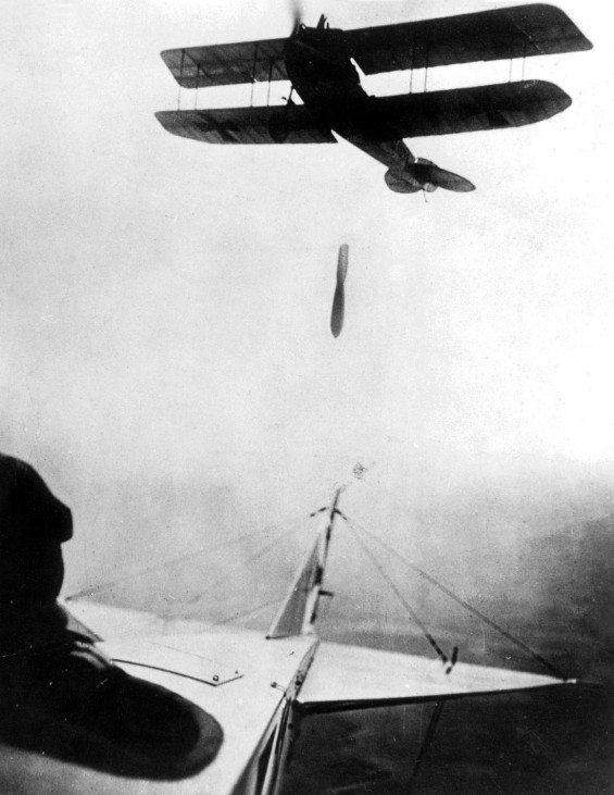 Deutsches Flugzeug wirft eine Bombe ab, 1916