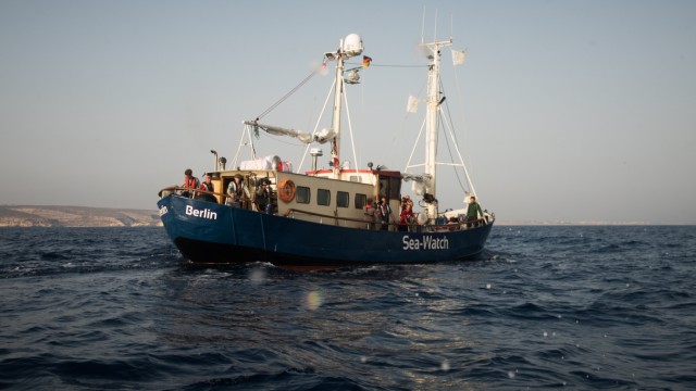 Seenotrettung: „Es ist zermürbend“: Die Sea-Watch bei ihrem ersten Einsatz 2015. Bis heute hat der Verein an der Rettung von mehr als 35 000 Flüchtlingen mitgewirkt.