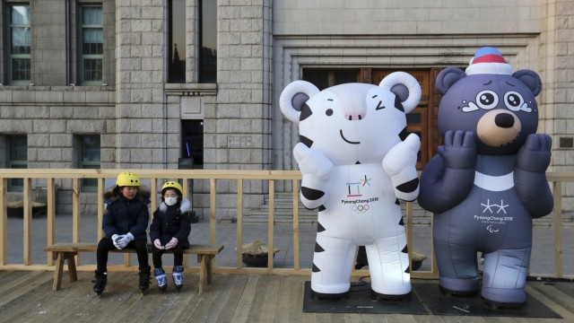 Korea: Instrumentiert Nordkorea die Spiele? Die Symbole von Olympia und den Paralympics, Tiger und Bär (rechts), in Seoul.