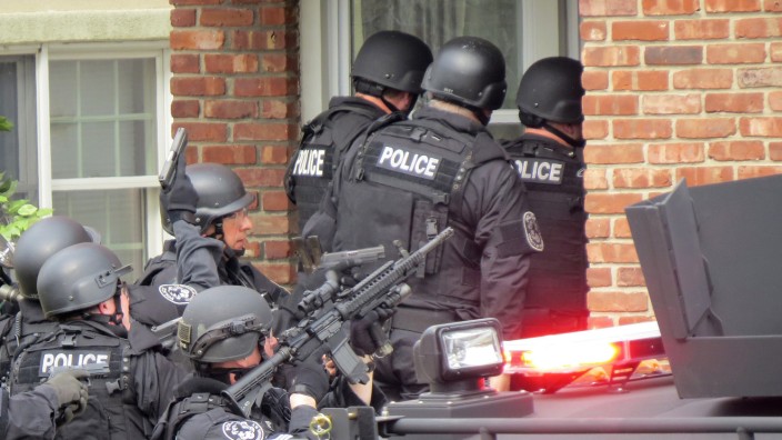 Swatting in den USA: Ein bewaffneter Mörder befinde sich in dem Haus in Long Beach, hatte ein Anrufer gemeldet, wenig später stürmte eine Spezialeinheit mit mehr als 60 Einsatzkräften das Gebäude.