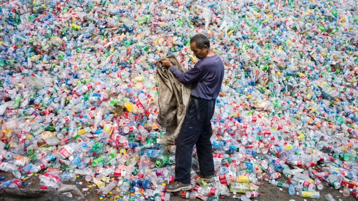 Plastikmüll: Ein chinesischer Arbeiter sortiert in der Nähe von Peking Plastikflaschen. Wie viel recycelter Kunststoff in einem Produkt steckt, ist für Europäer kaum nachvollziehbar.