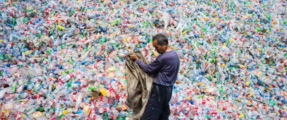 Abfallwirtschaft: Ein chinesischer Arbeiter ist in einer Recycling-Anlage für Plastikmüll in Peking zugange. Den Import weiteren Altplastiks aus Europa hat das Land nun gestoppt.